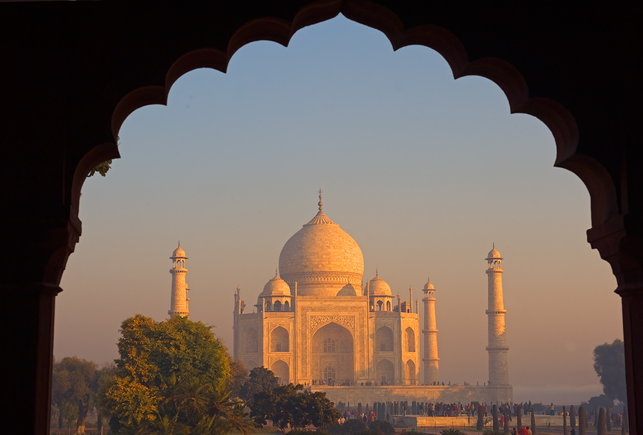 Taj Mahal mit Schwarzmilanen