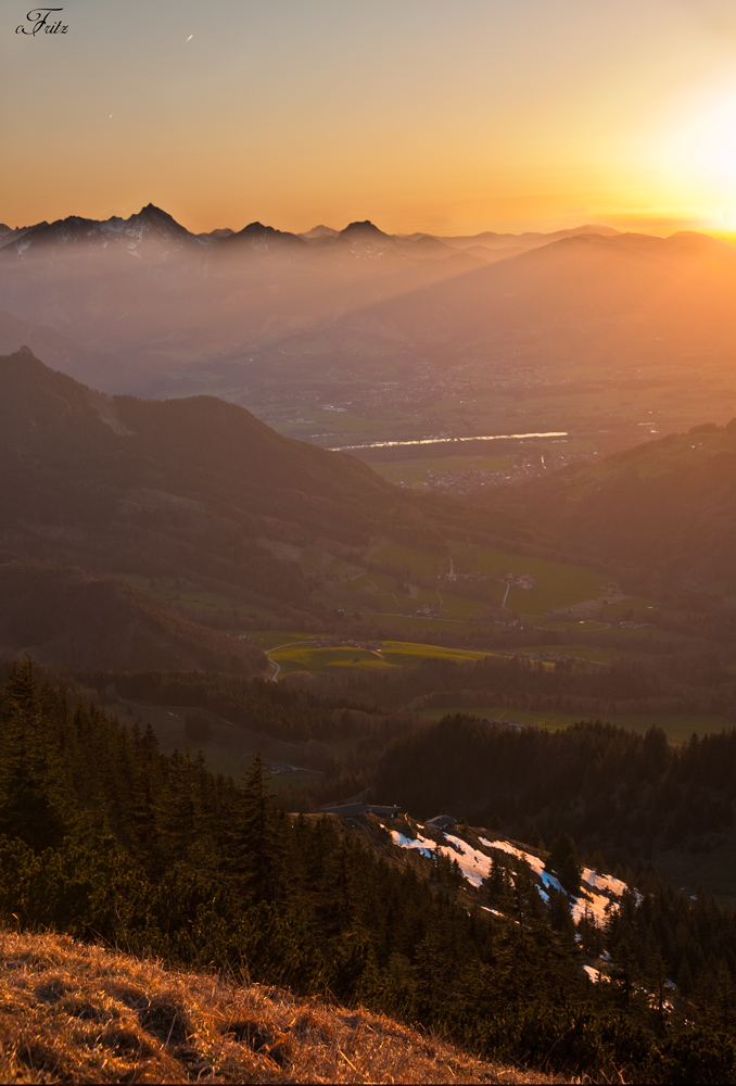 Sonnenstrahlen spalten die Gipfel und erhellen das  Tal