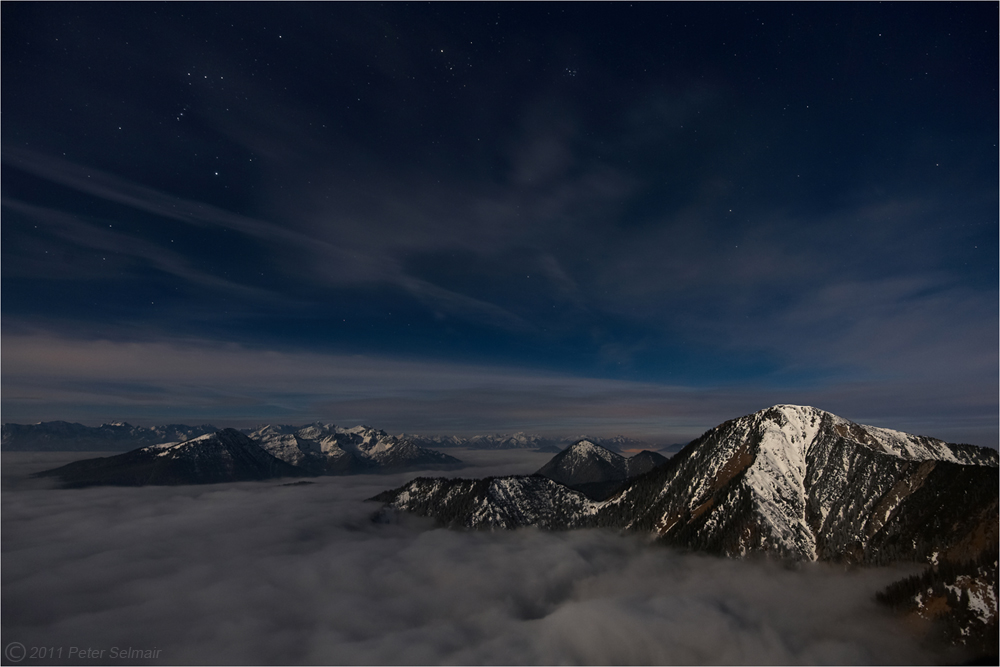 Wolkenmeer mit Sternen