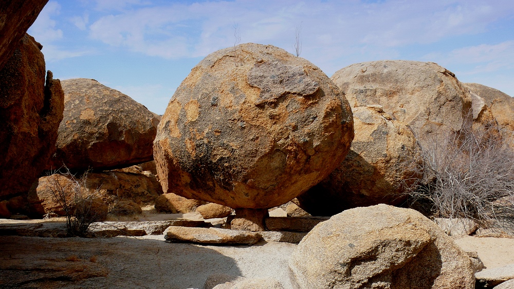 Wonderful world of huge stone balls - Wunderwelt der riesigen Steinkugeln - Namibia