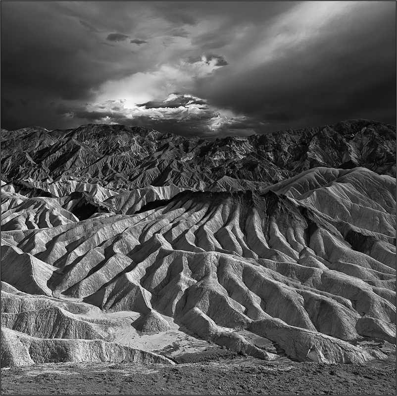 ein nahendes gewitter  über dem death valley am zabriskie point