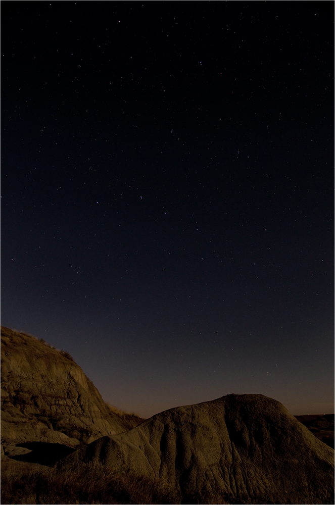 Badlands bei Mondlicht mit Sternen