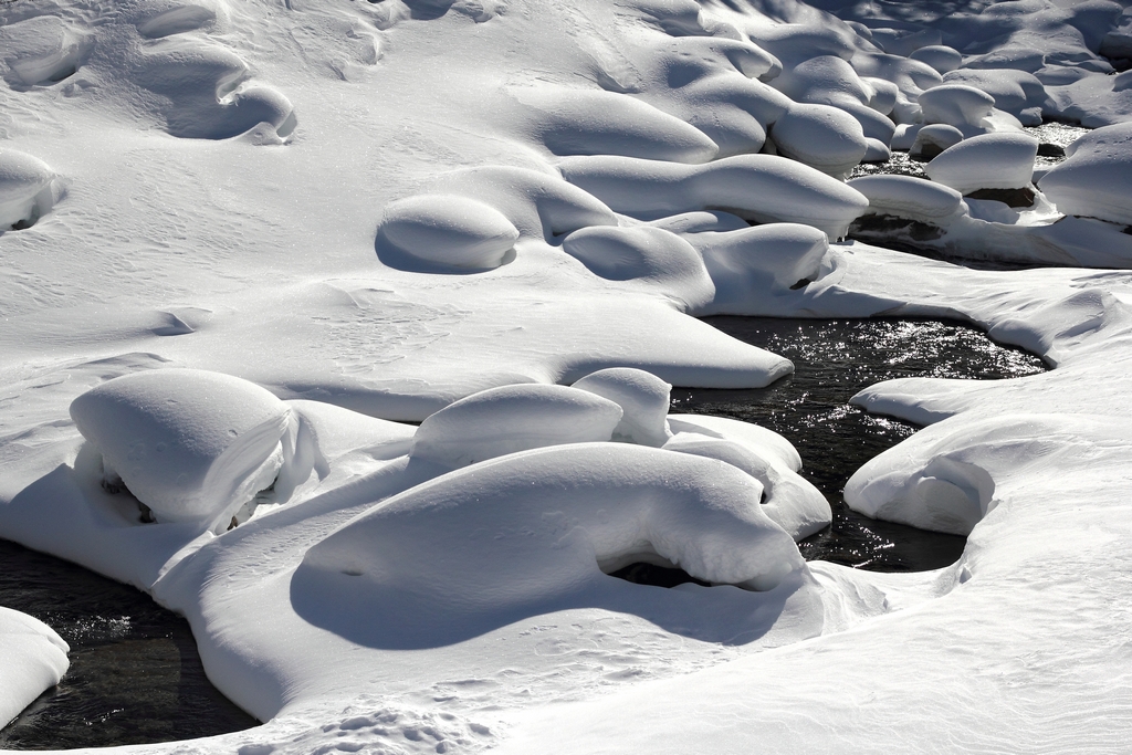 Winterlicher Gebirgsbach