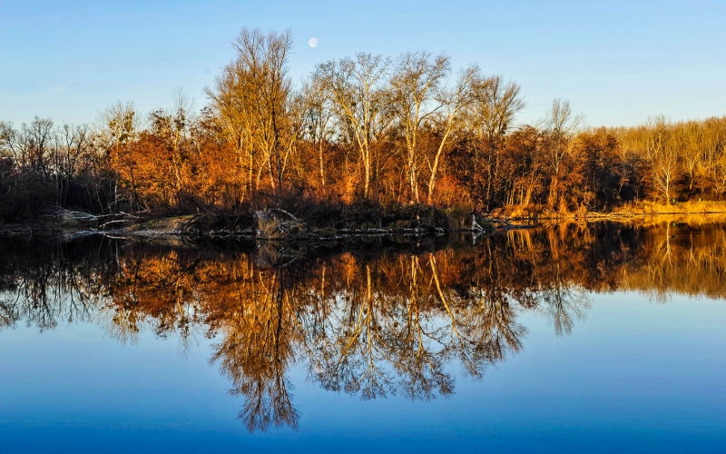 Morgenspiegelung mit Mond