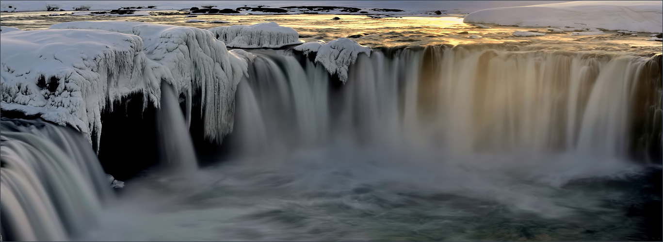 - Am Wasserfall der Götter -