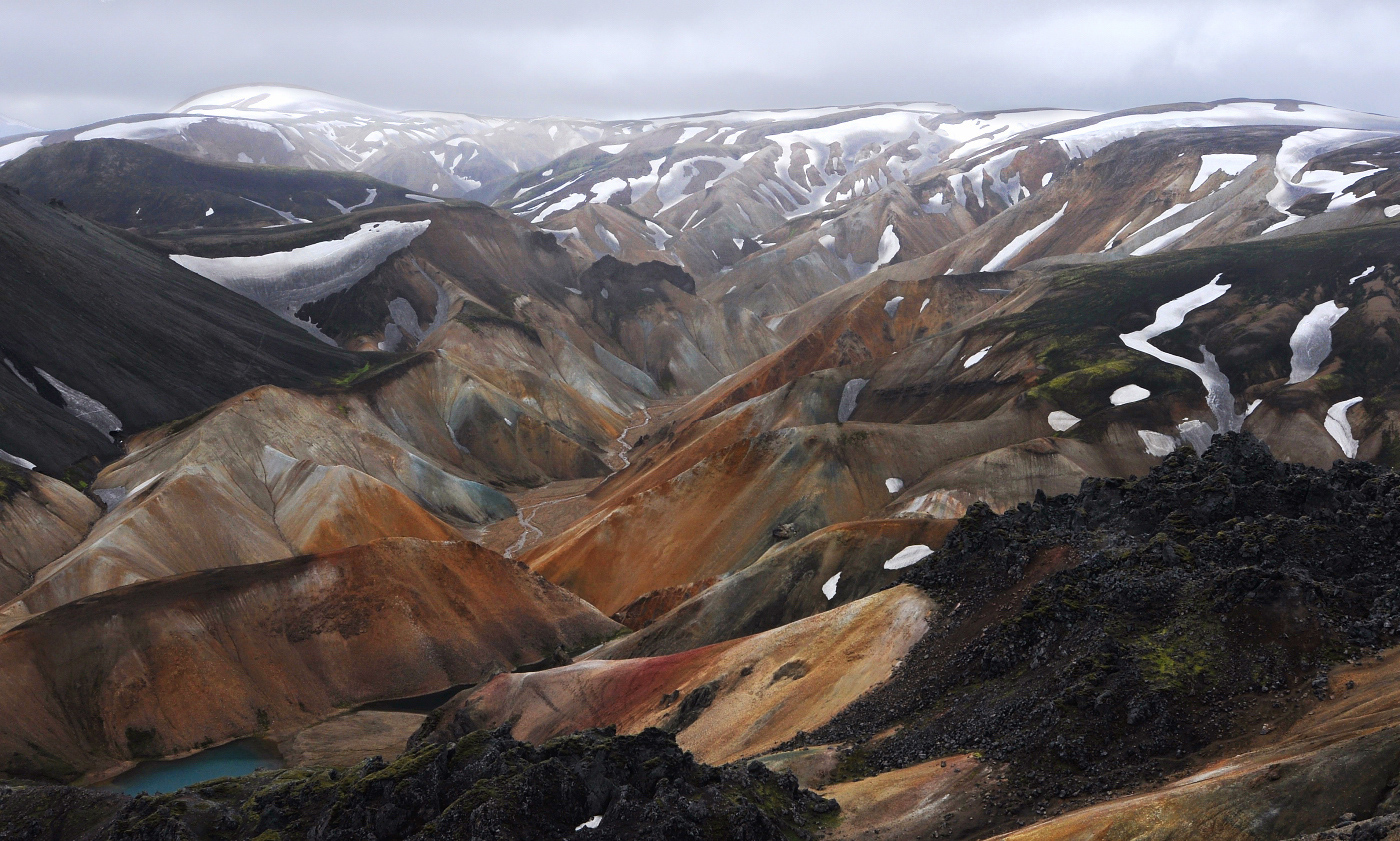 Bunte Berge mit Schnee