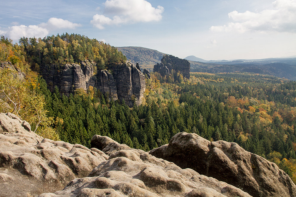 Breite Kluft im Herbst