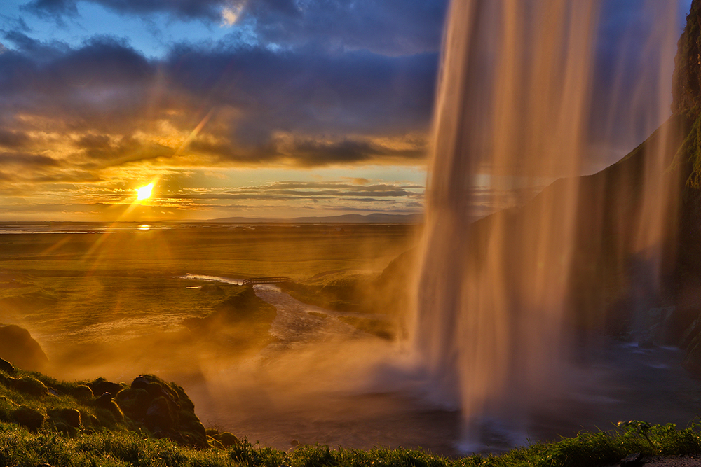 Seljalandsfoss im herrlichen Gegenlicht