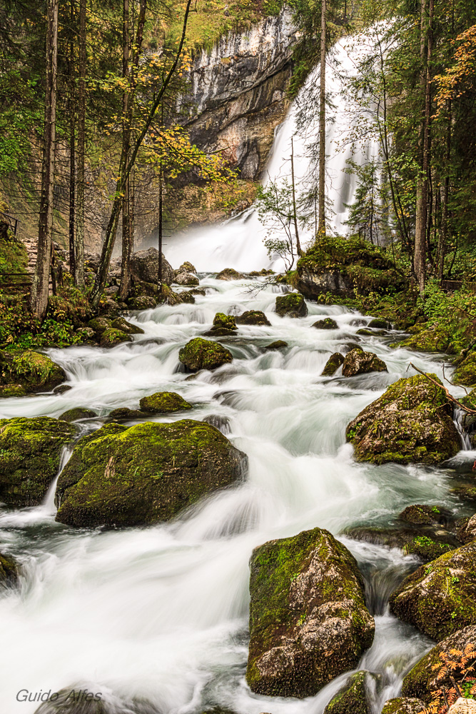 Unterhalb des Wasserfalls