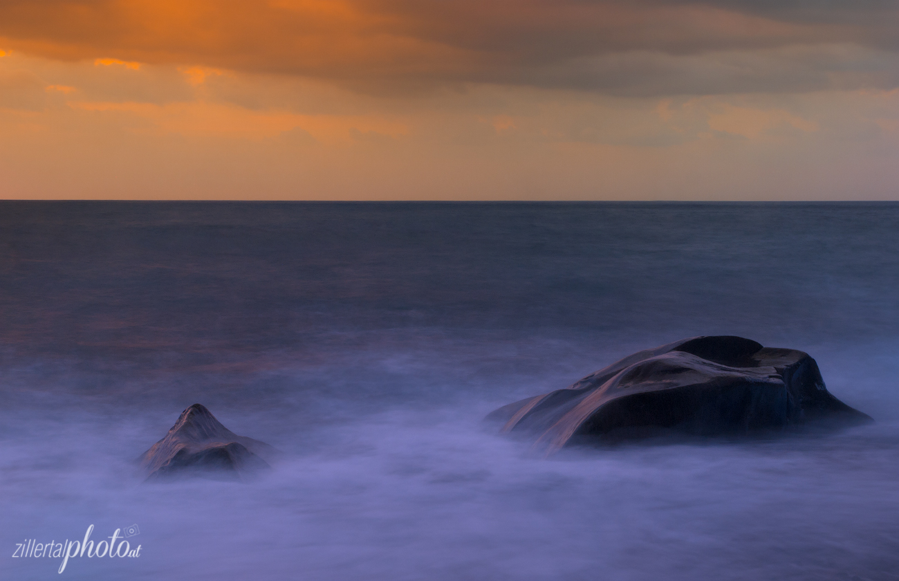 morgens am schwarzen Strand