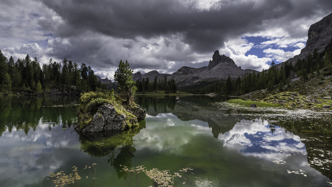 Die kleine Insel im Bergsee