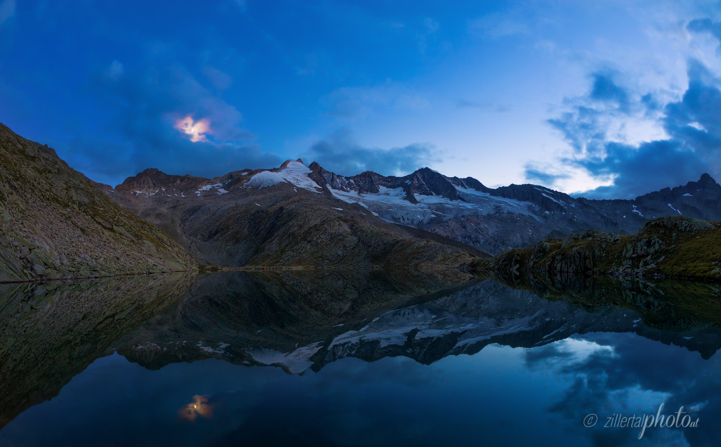 Zur Blauen Stunde am Bergsee