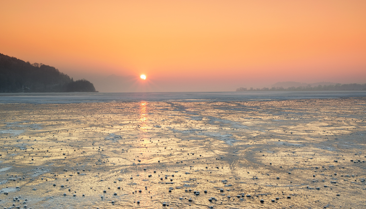 Sonnenuntergang am gefrorenen Wallersee