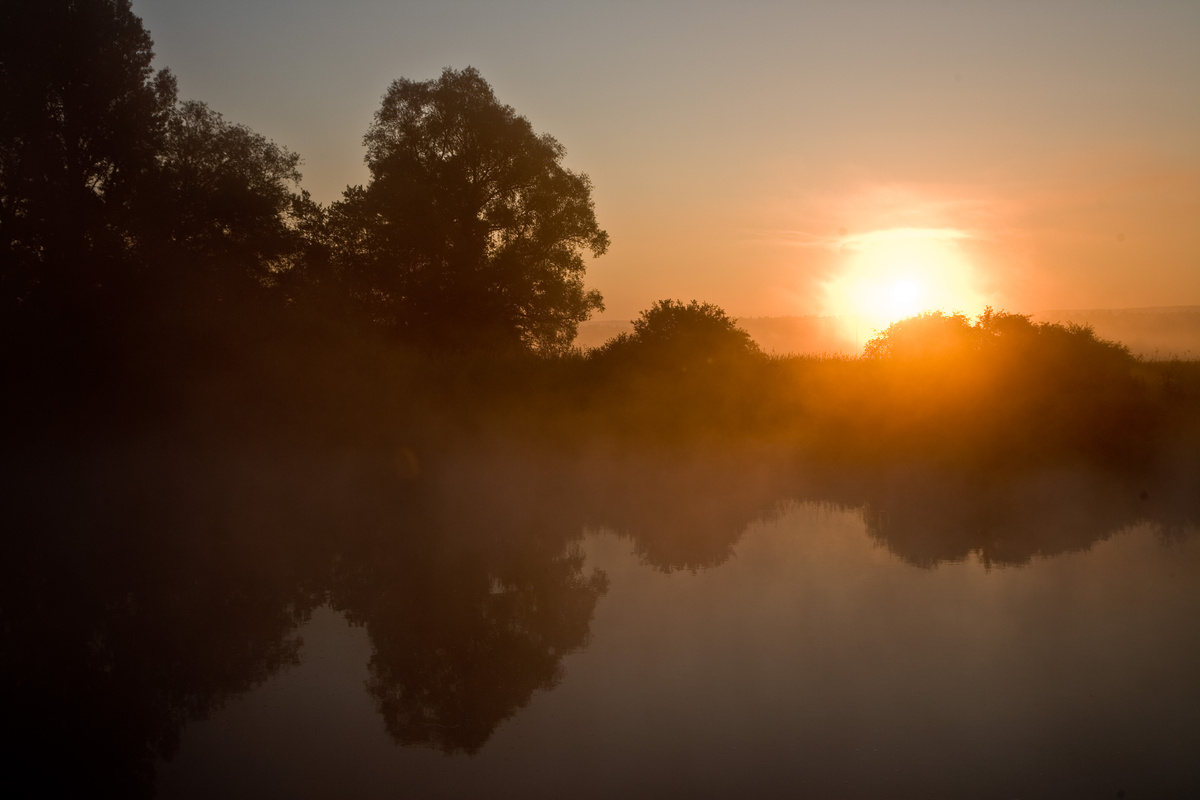 Sonnenaufgang am Fluss