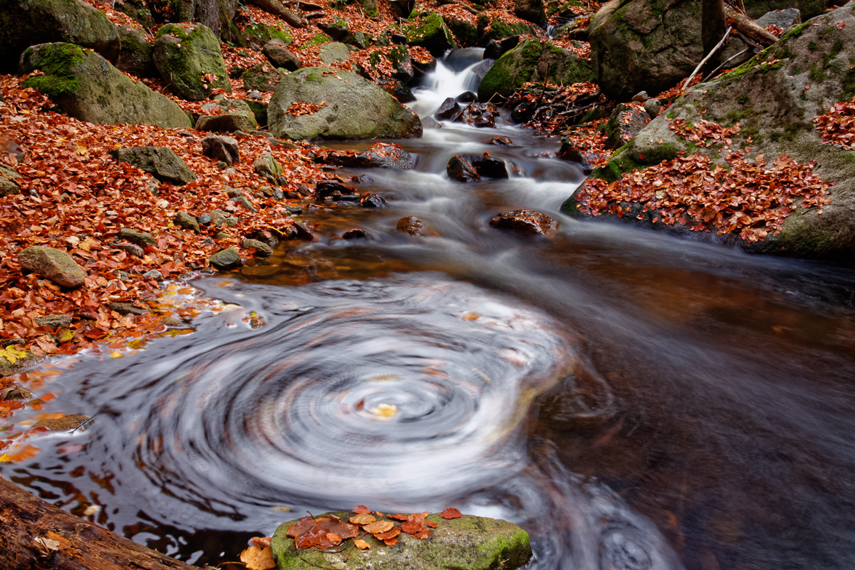 herbstlicher Wasserwirbel