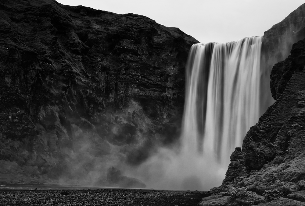 Skogarfoss in schwarz weiß