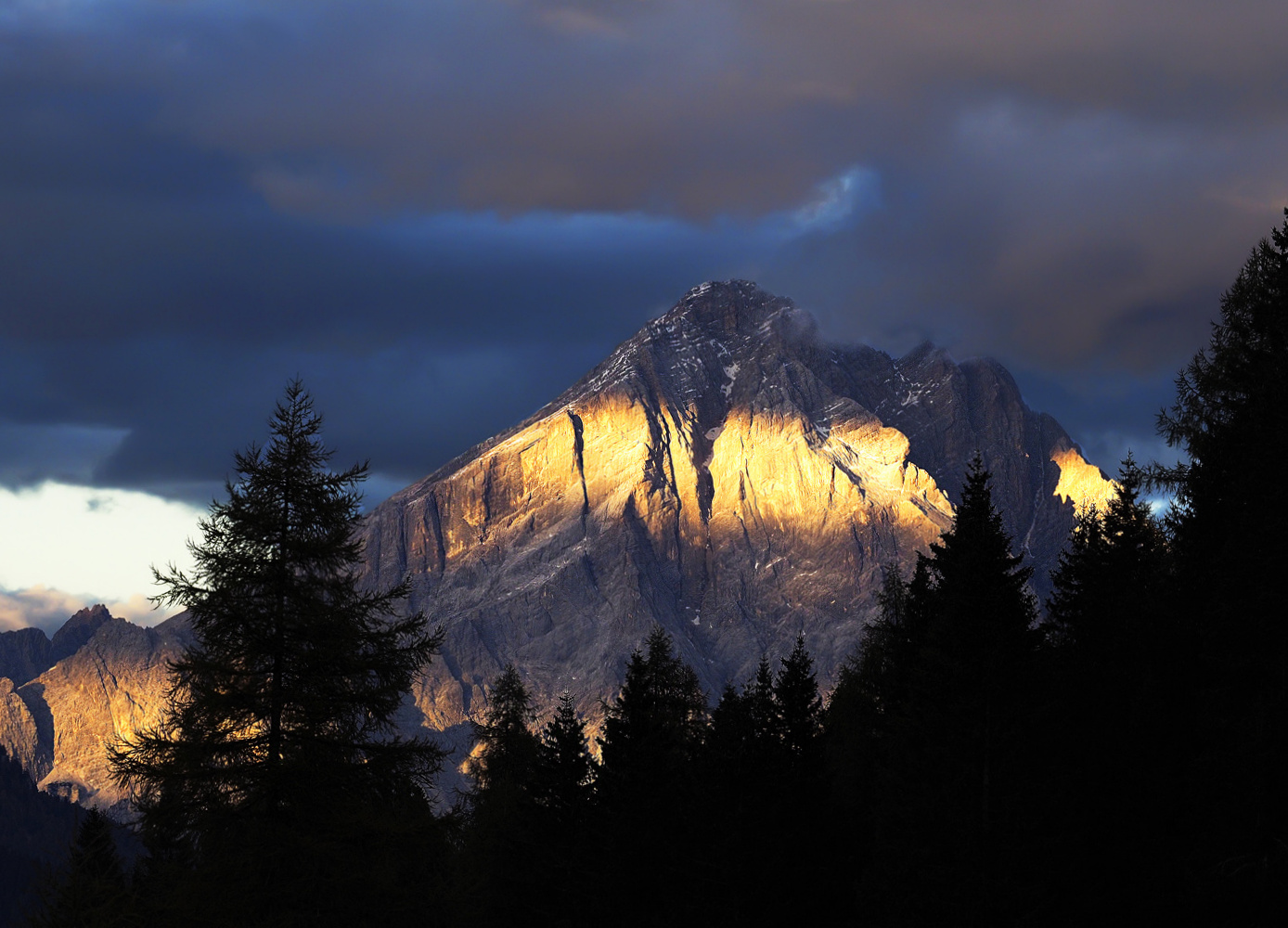 Spätes Licht in den Dolomiten.