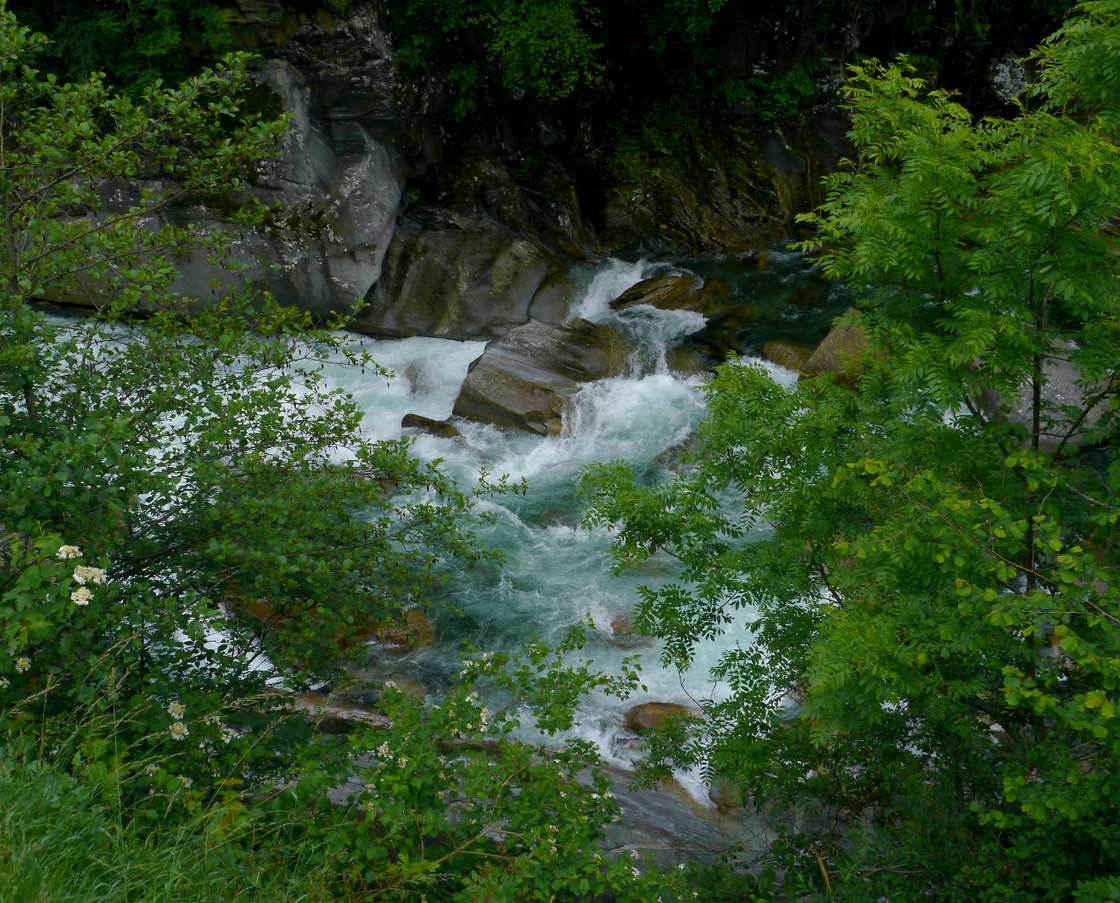 Stromschnellen im Tal der Verzasca / Tessin