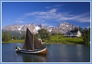 Segelboot vor Lyngen-Alpen.