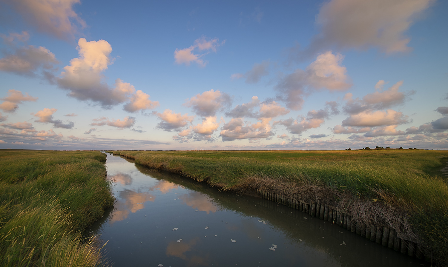Weite und Wolken im Wattenmeer