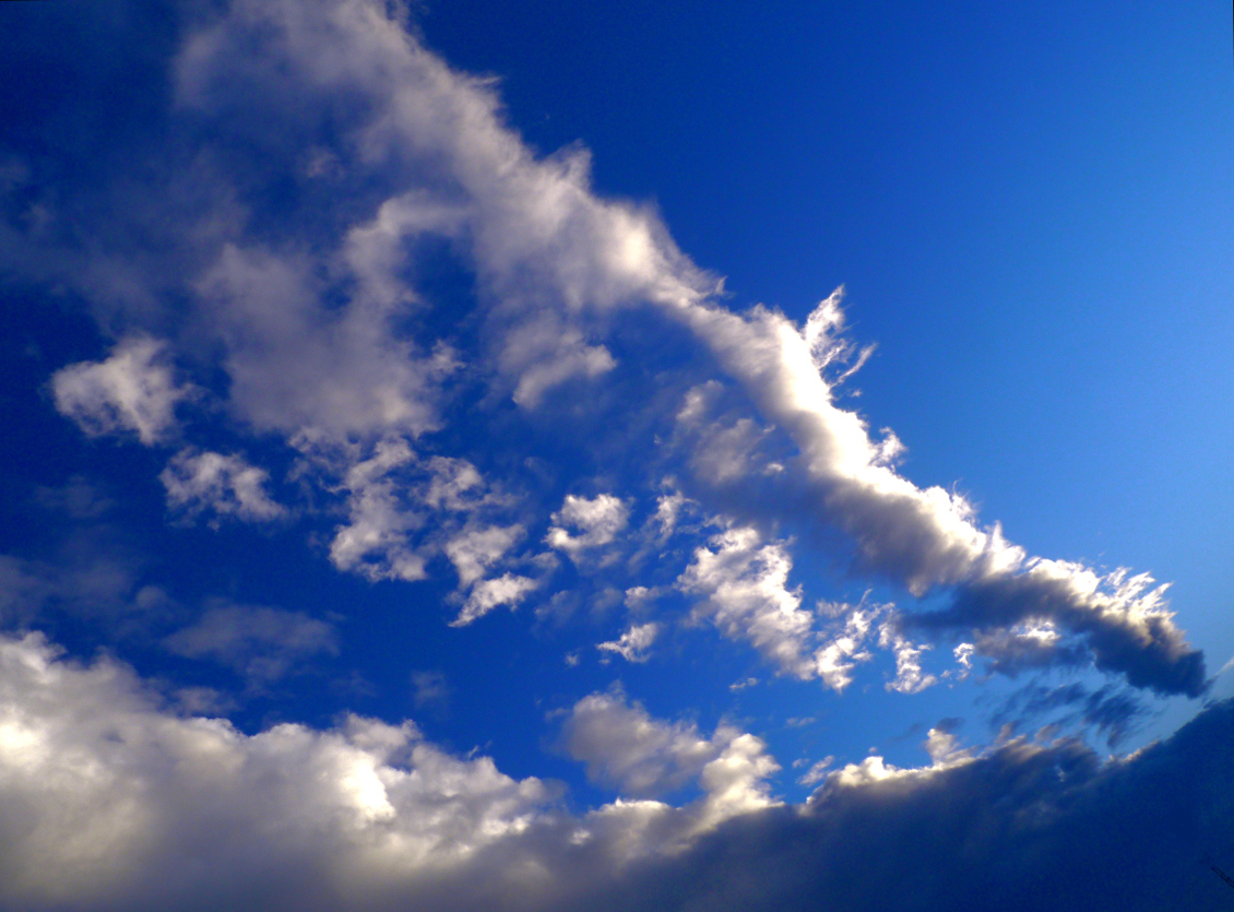 Die Sonne über einer Wolkenwand
