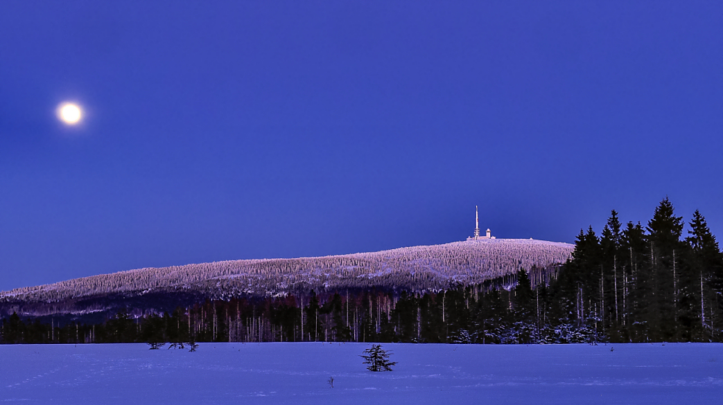 Brocken vom Mondlicht erleuchtet