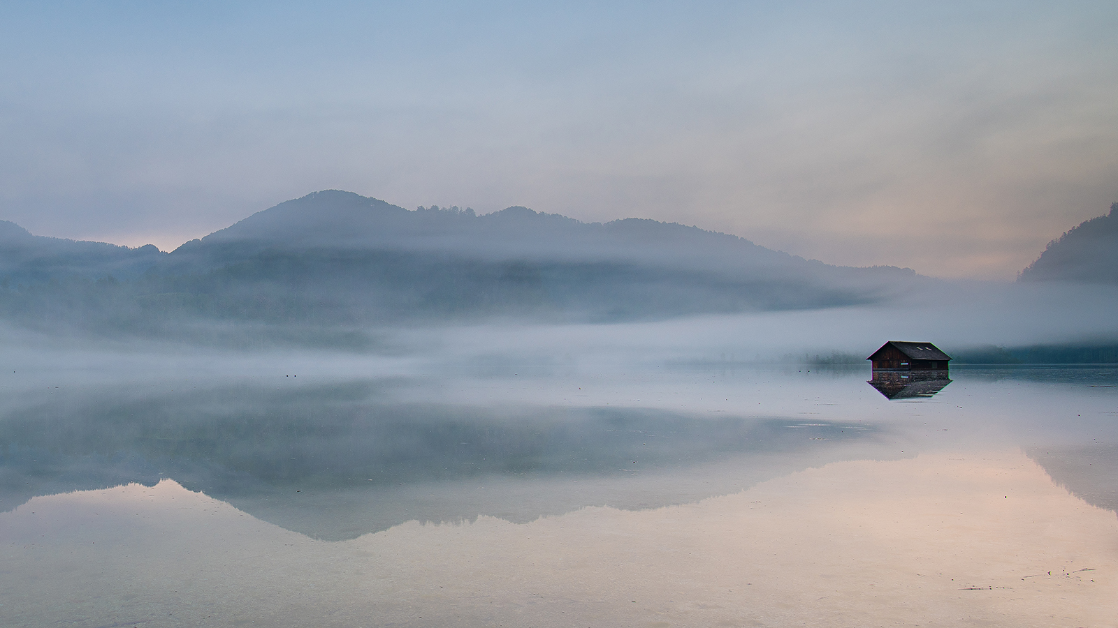 Der Nebel und die Hütte im Wasser