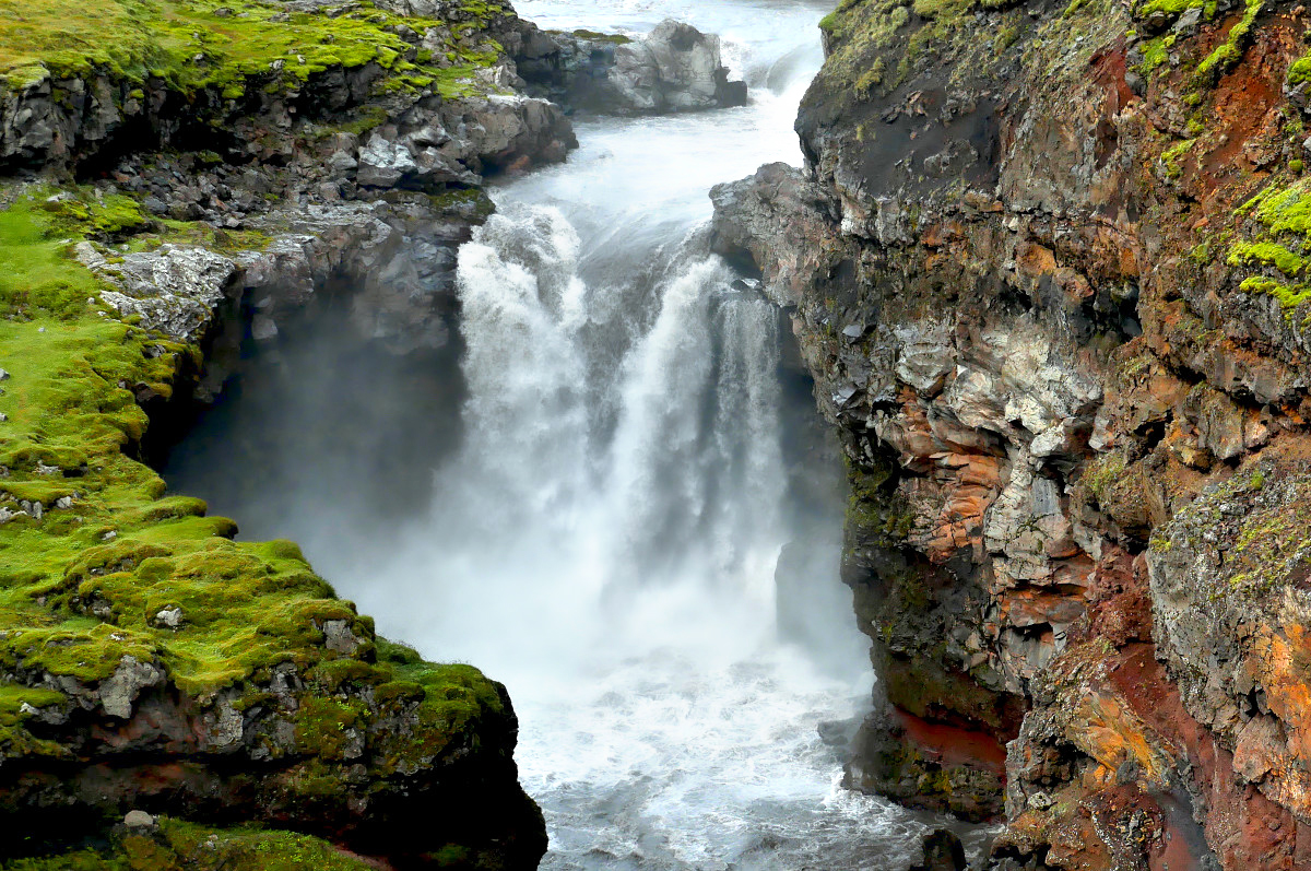 Kleiner Wasserfall auf Island