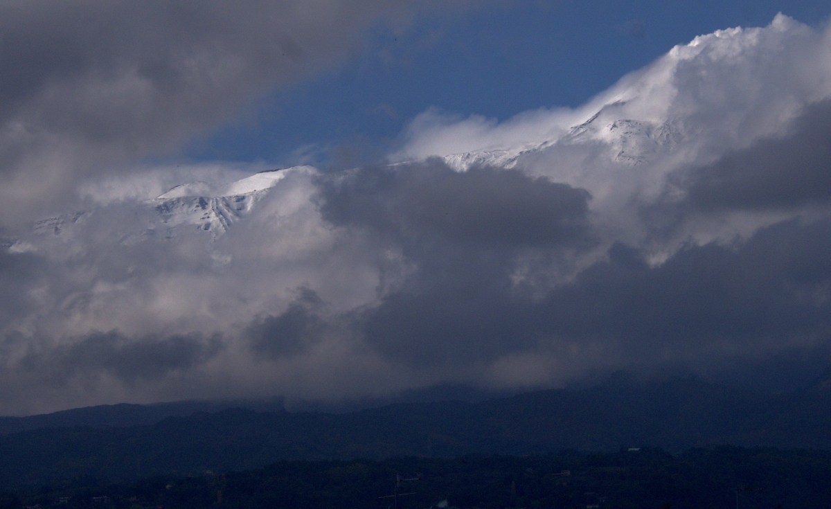 Der Ätna, schnee- und wolkenbedeckt