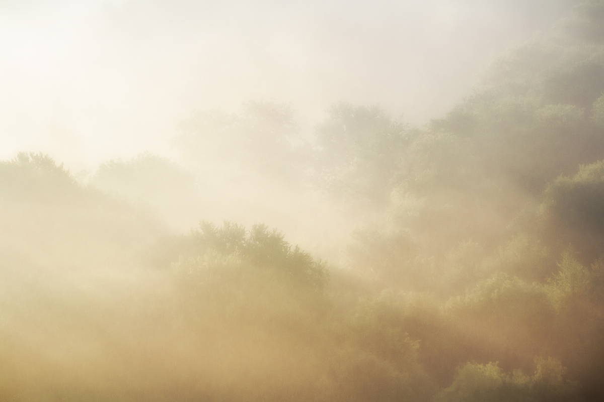 Sonnenaufgang hinter dem Berg nach dem Regen