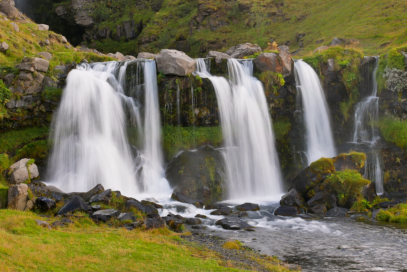 Kleiner Wasserfall auf Island