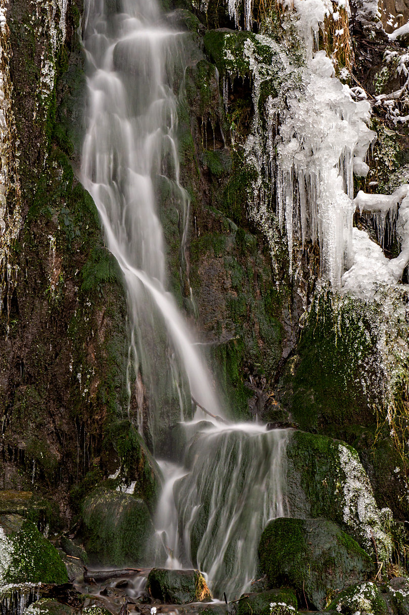 kleiner Wasserfall mit Schmuck der Schneekönigin