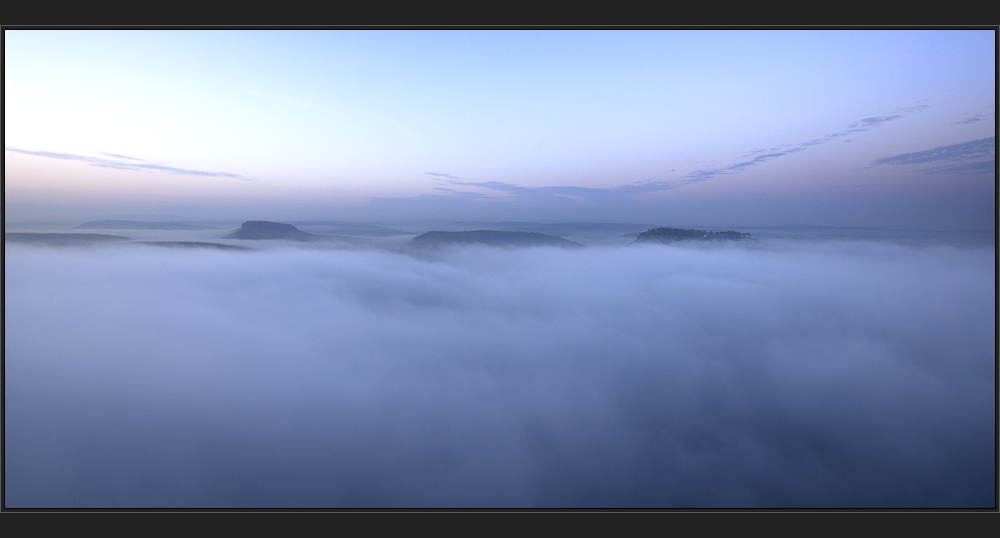 Fluss unter den Wolken