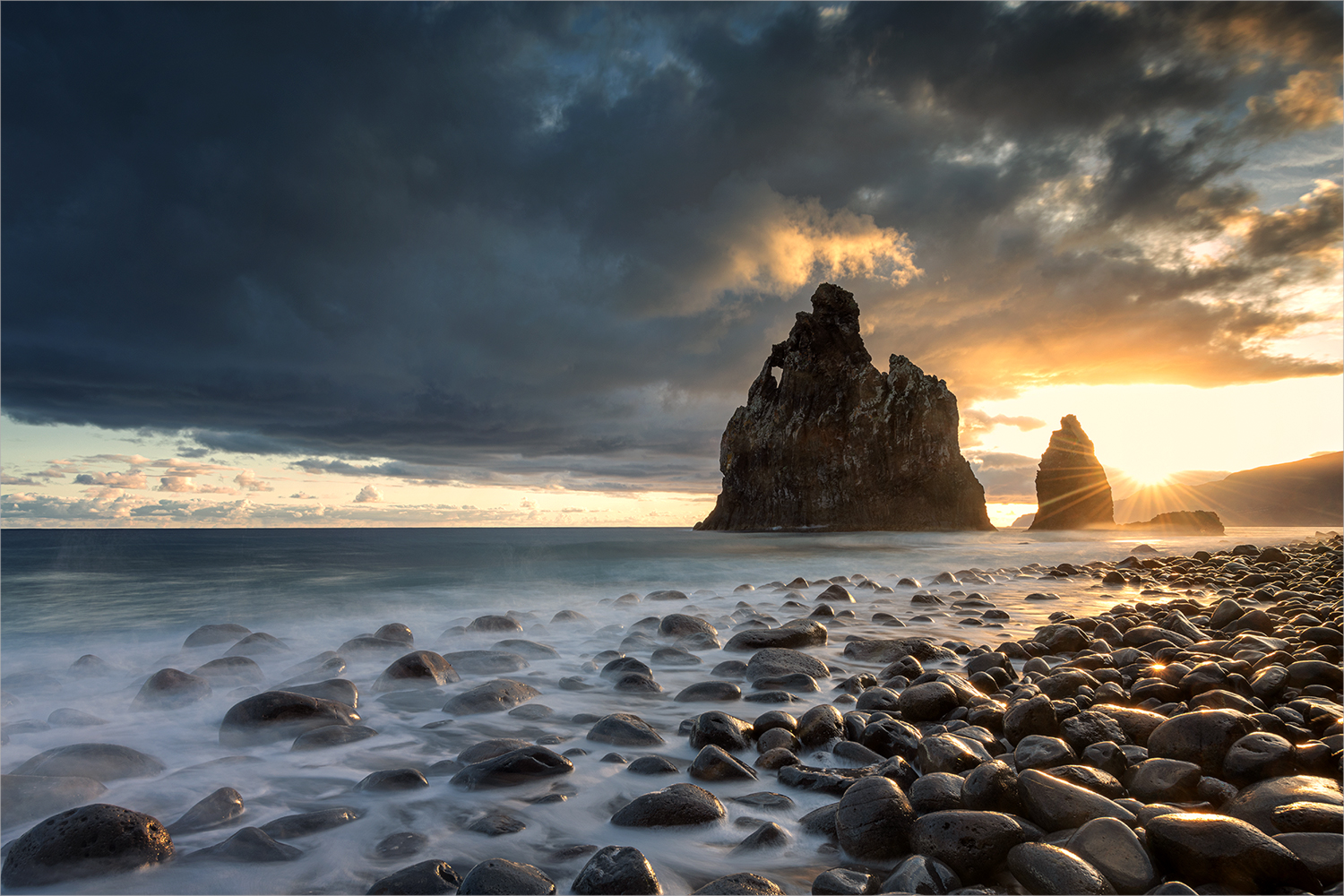 ein Felsen im Meer