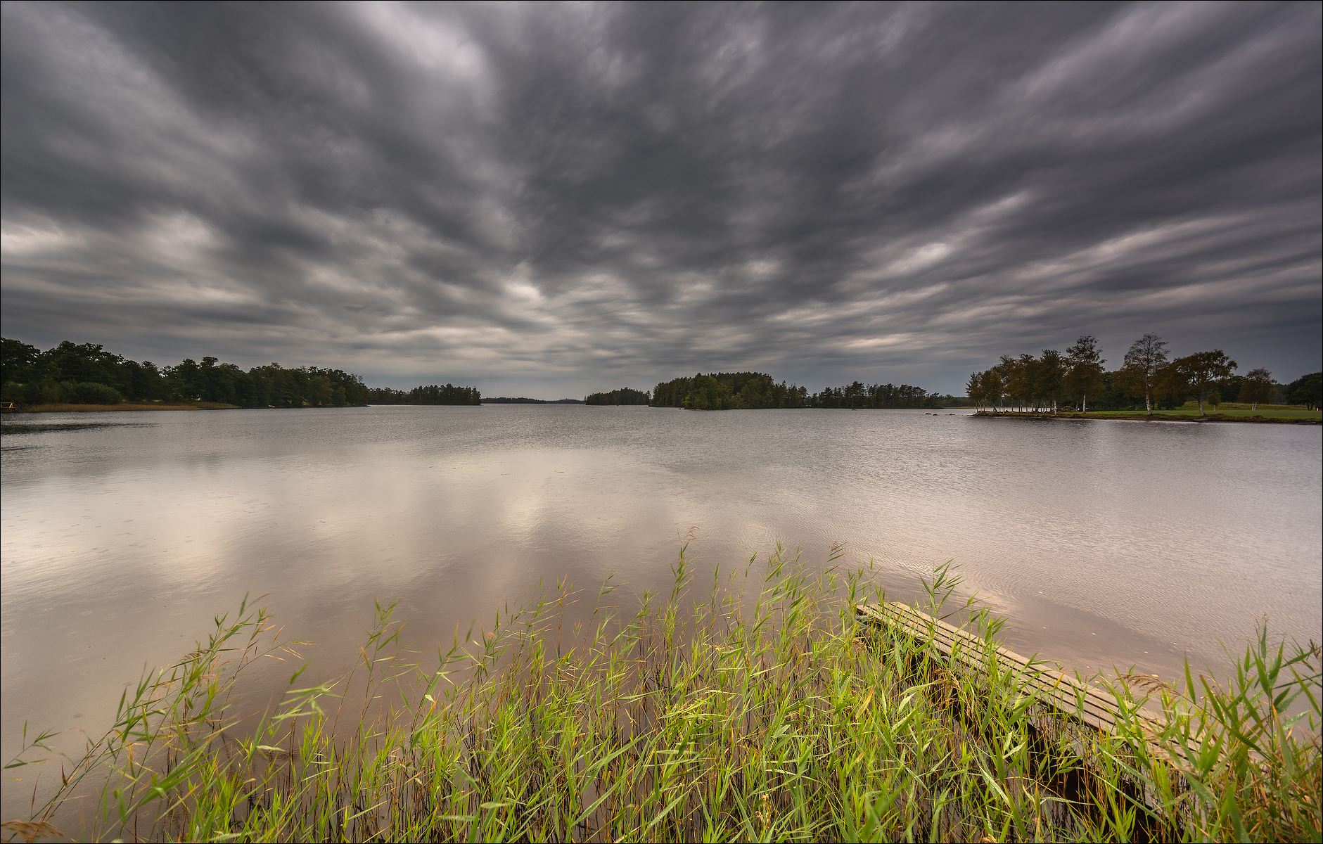 Dunkle Wolken ziehen auf