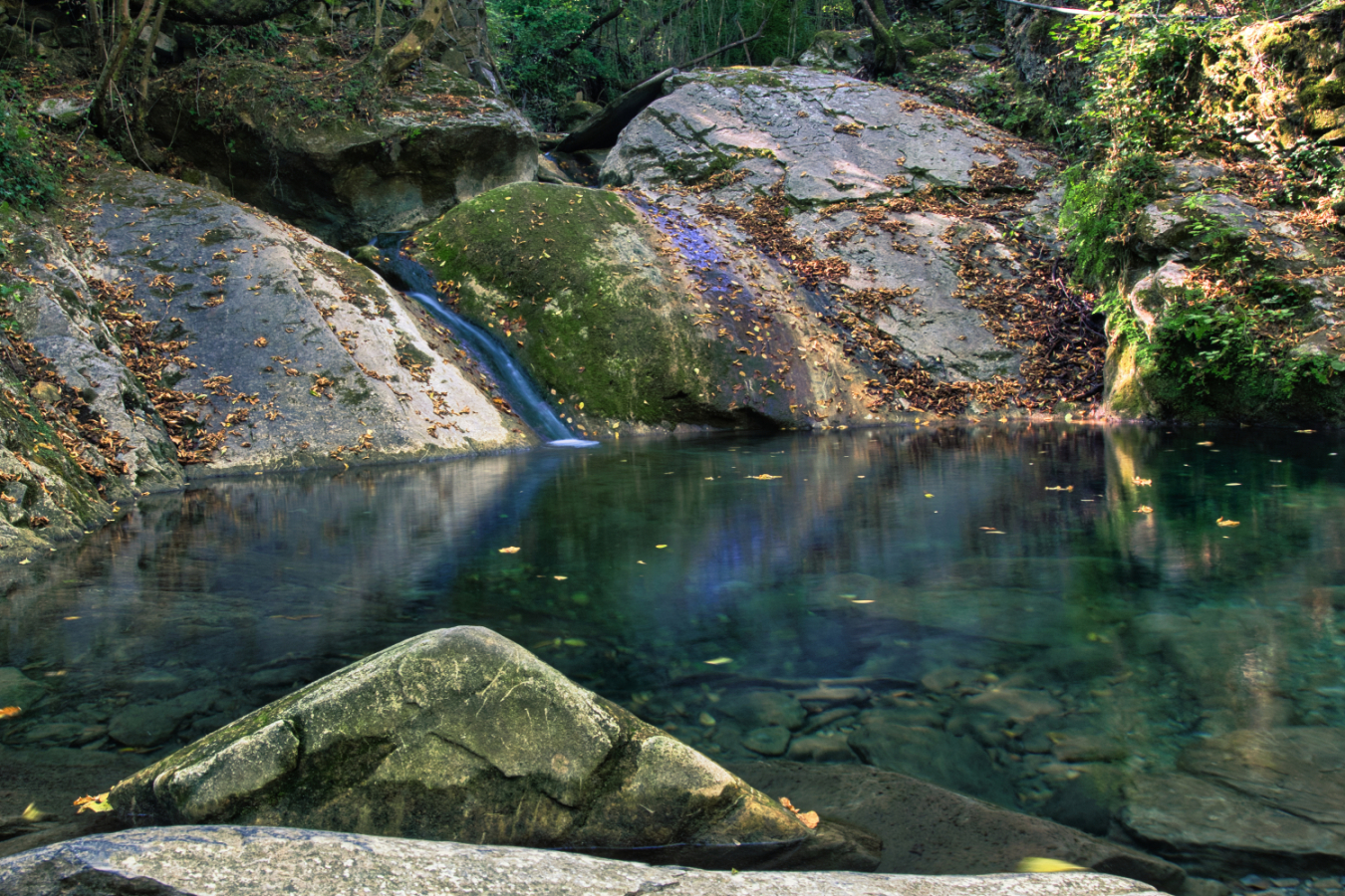 Bach mit kleinem Wasserfall :-)