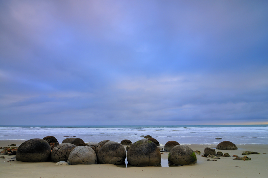 Moeraki Boulders im fruehen Licht