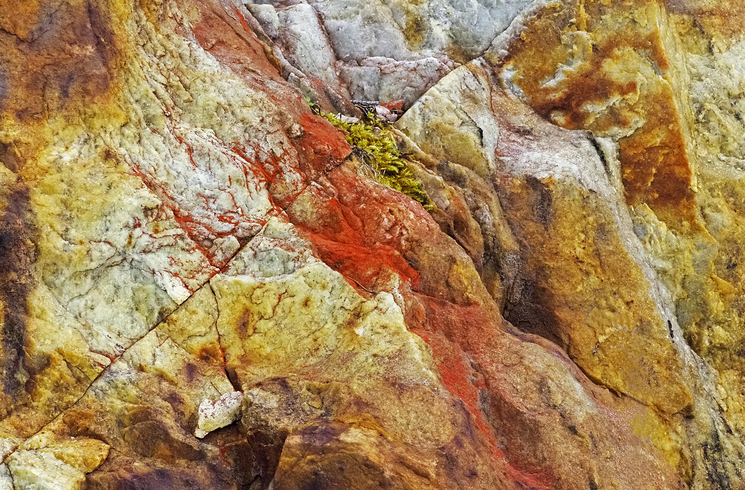 Farben und Strukturen im Fels.