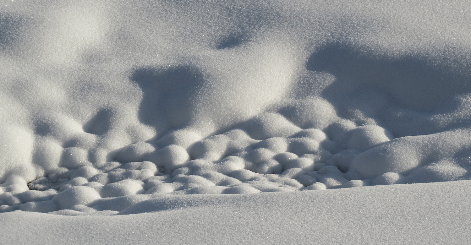 Gestein ummantelt von Schnee....