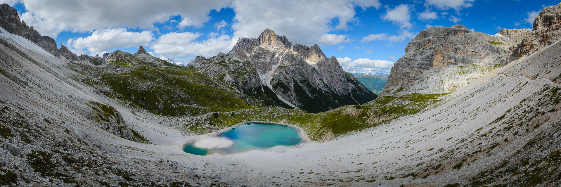Berge Wolken See und viel Schotter