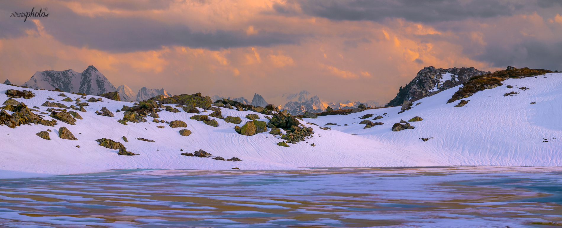 Schneeschmelze am Bergsee