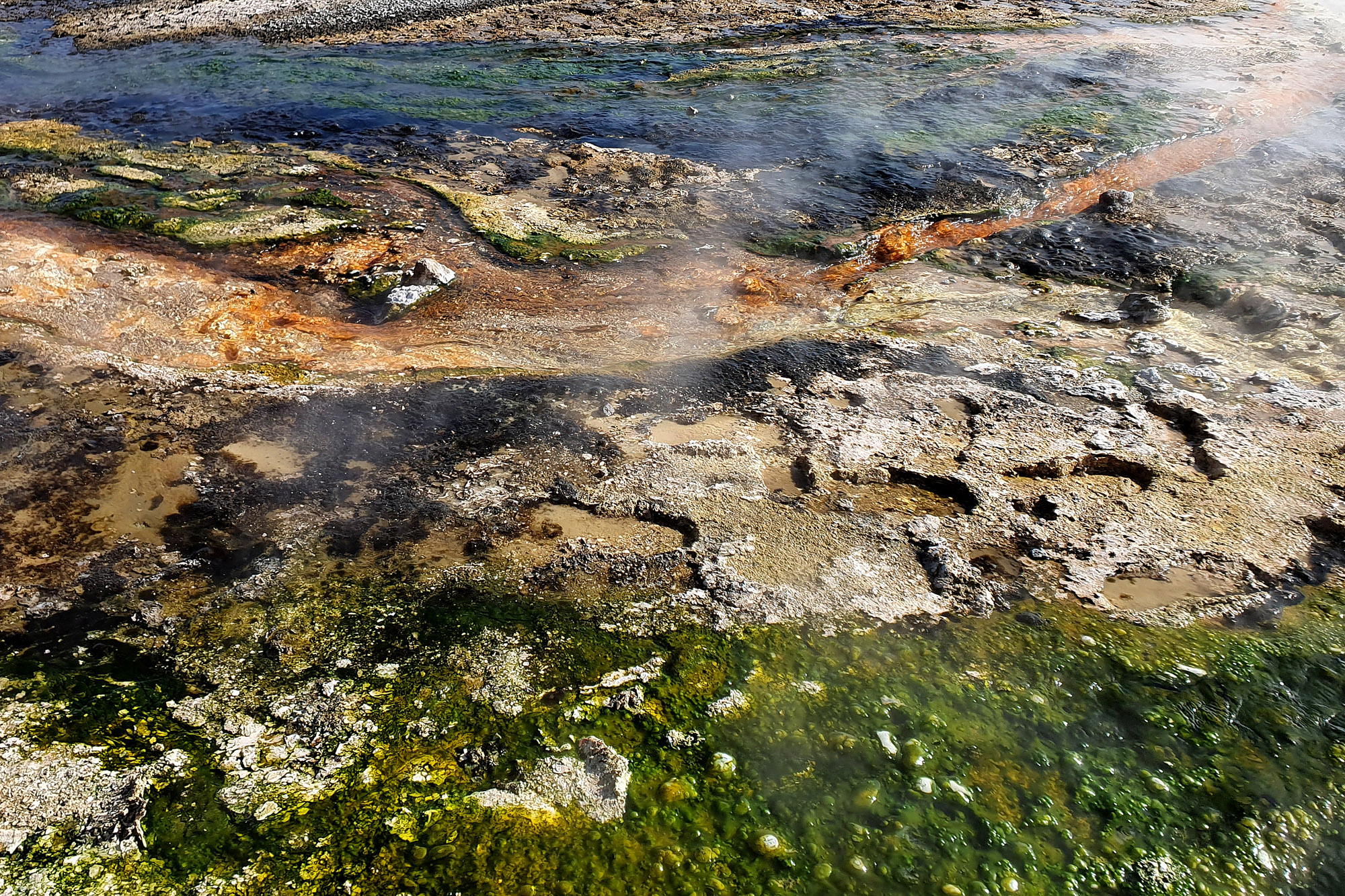 Farben und Formen im Geothermalfeld