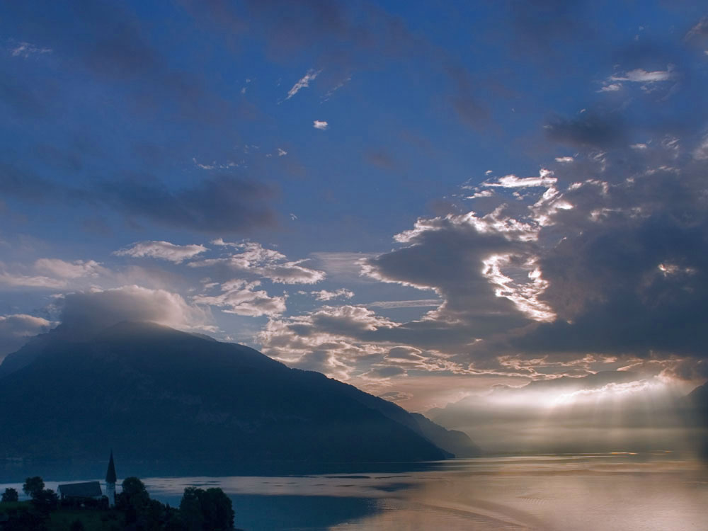 Sonnenaufgang am Thunersee