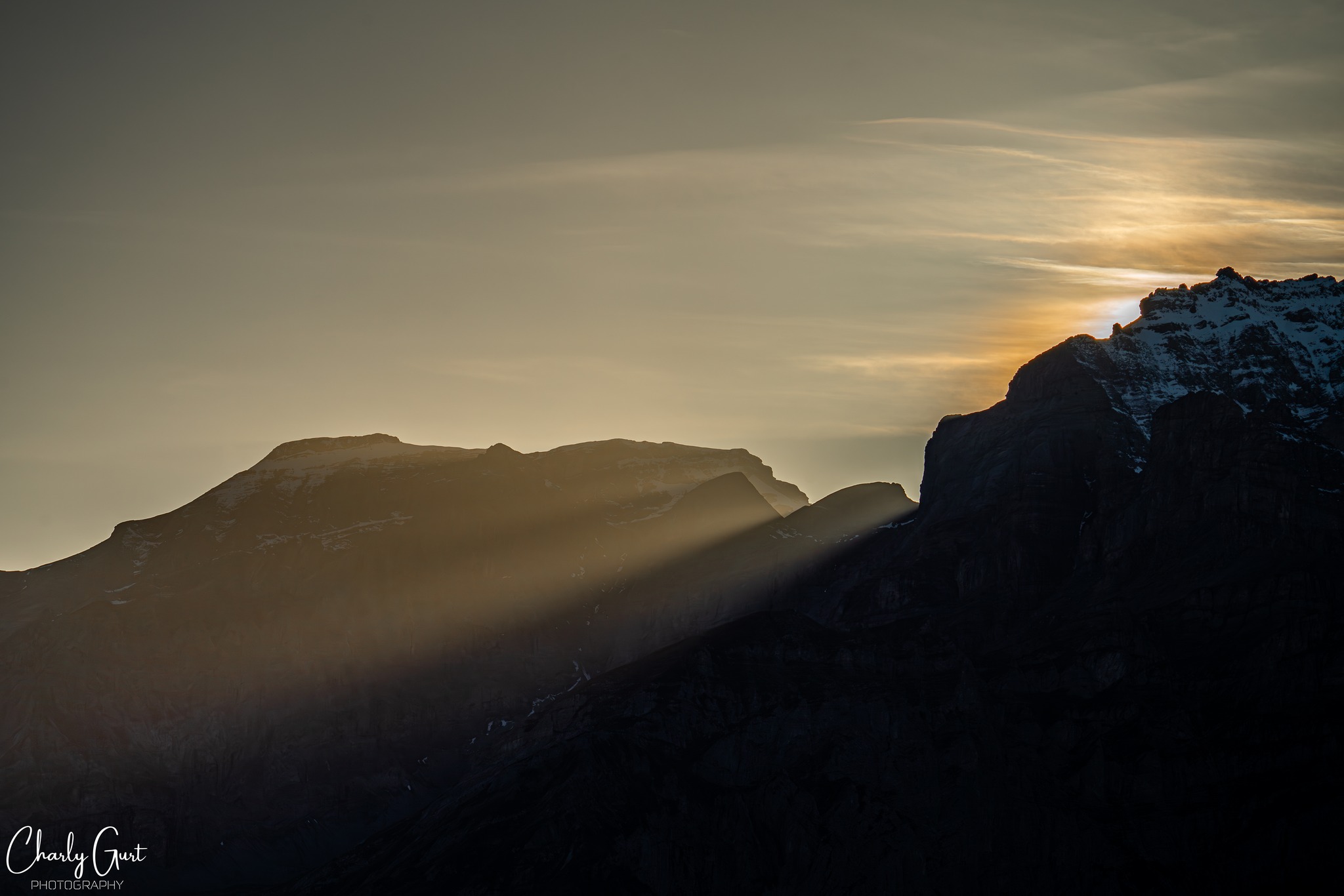 Wenn die letzten Sonnenstrahlen sanft über die Bergen strahlen