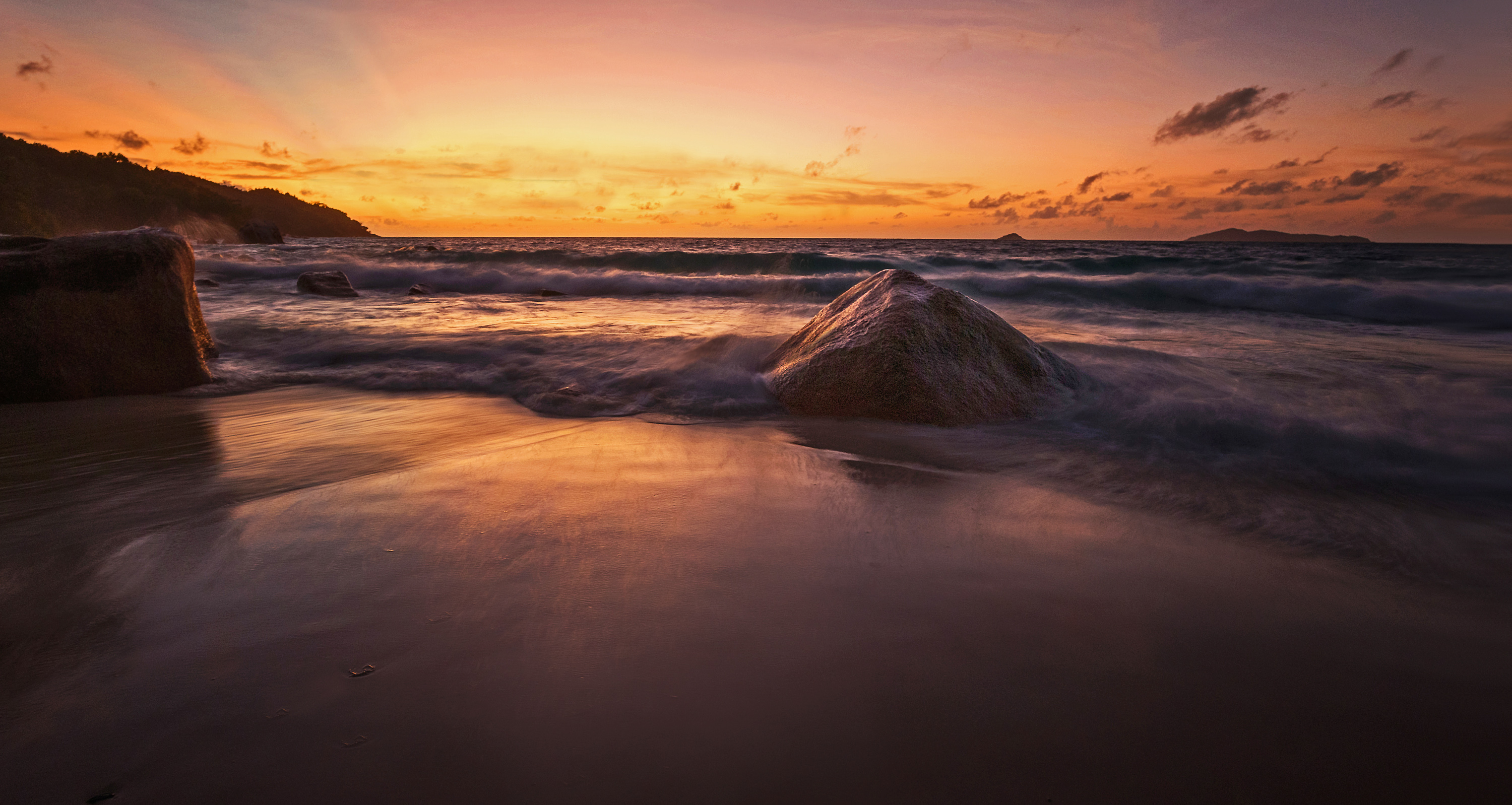 Sonnenuntergang an der Anse Lazio...