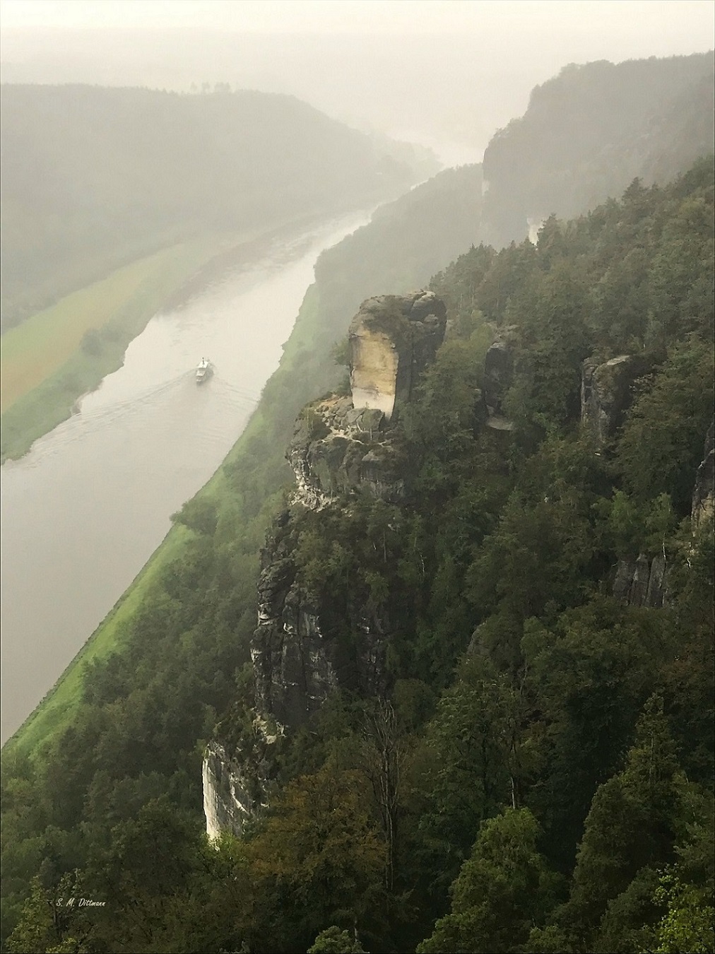 Hoch über der Elbe