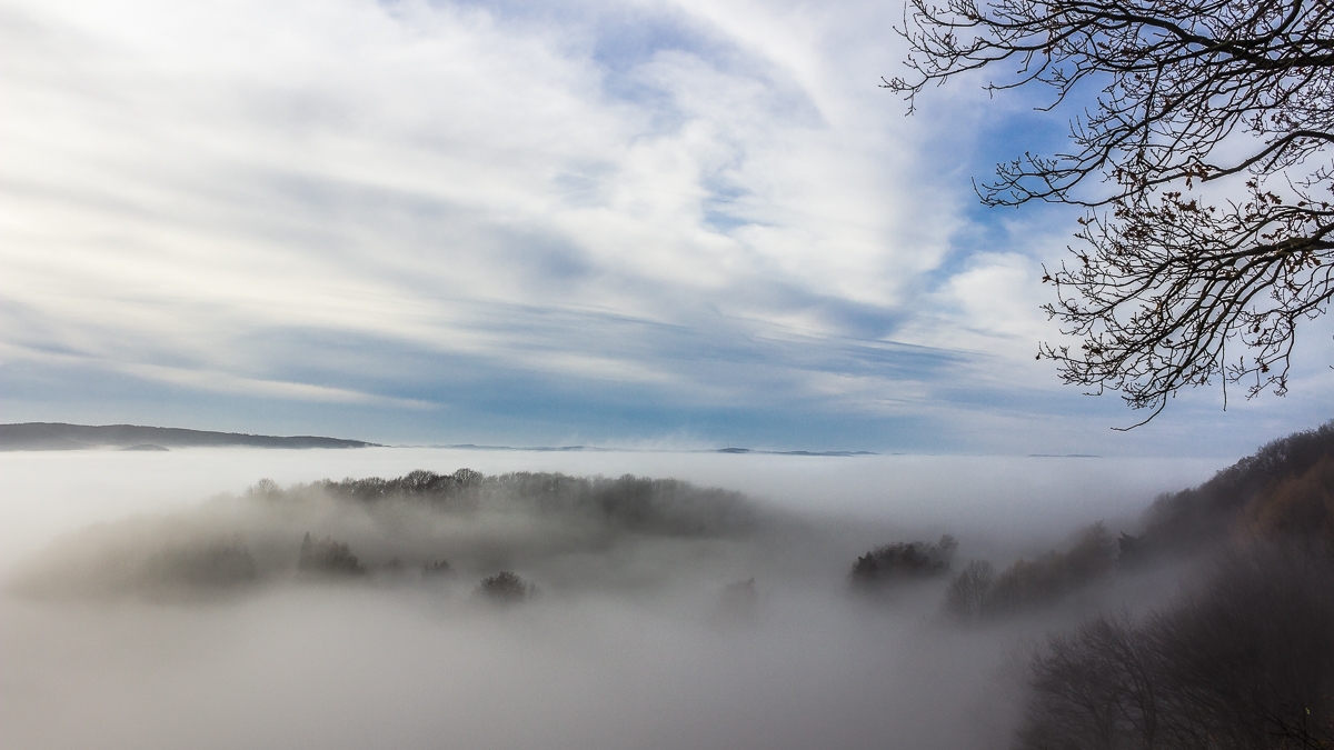 Das Wesertal unter Nebel