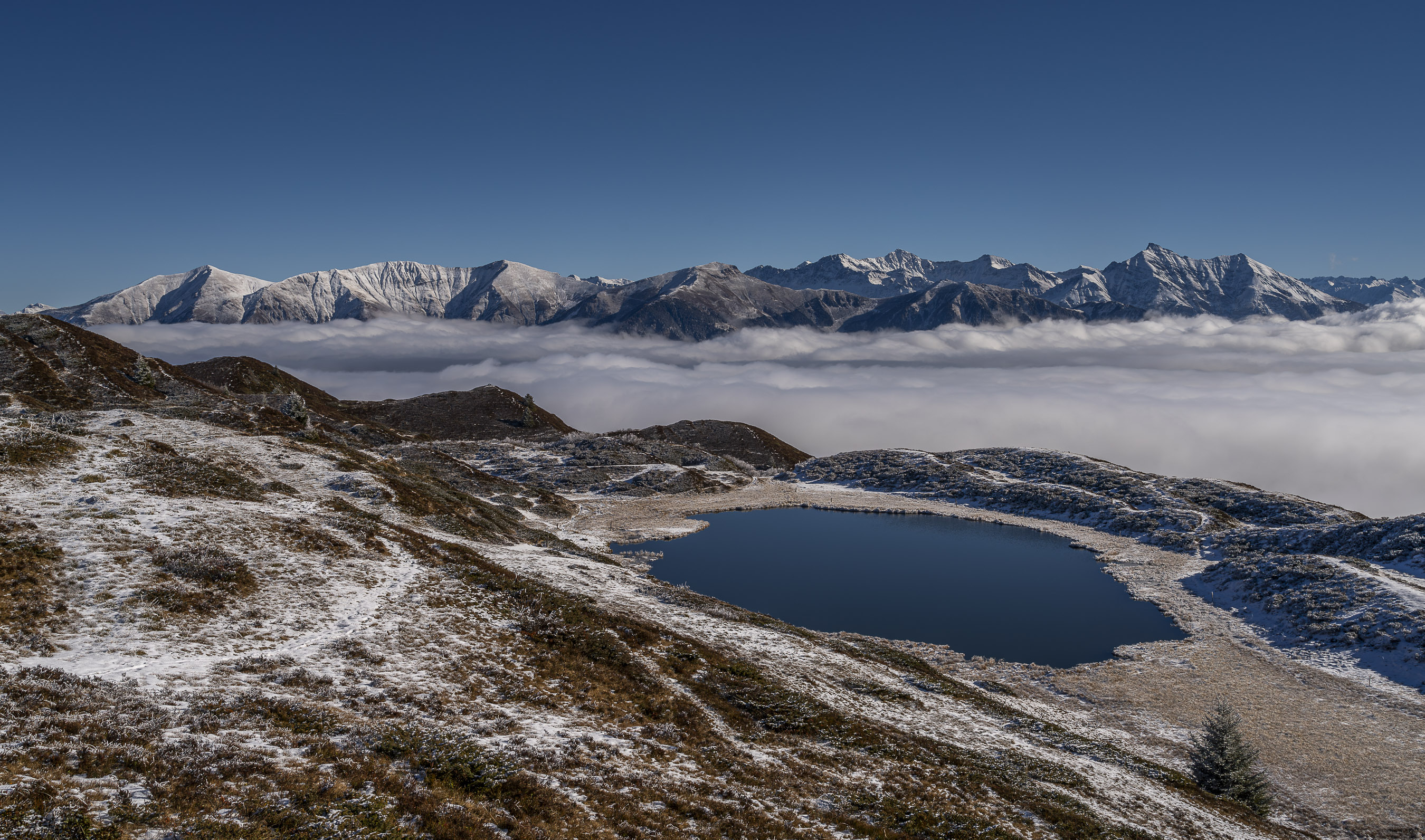 Bergsee mit Nebelmeer