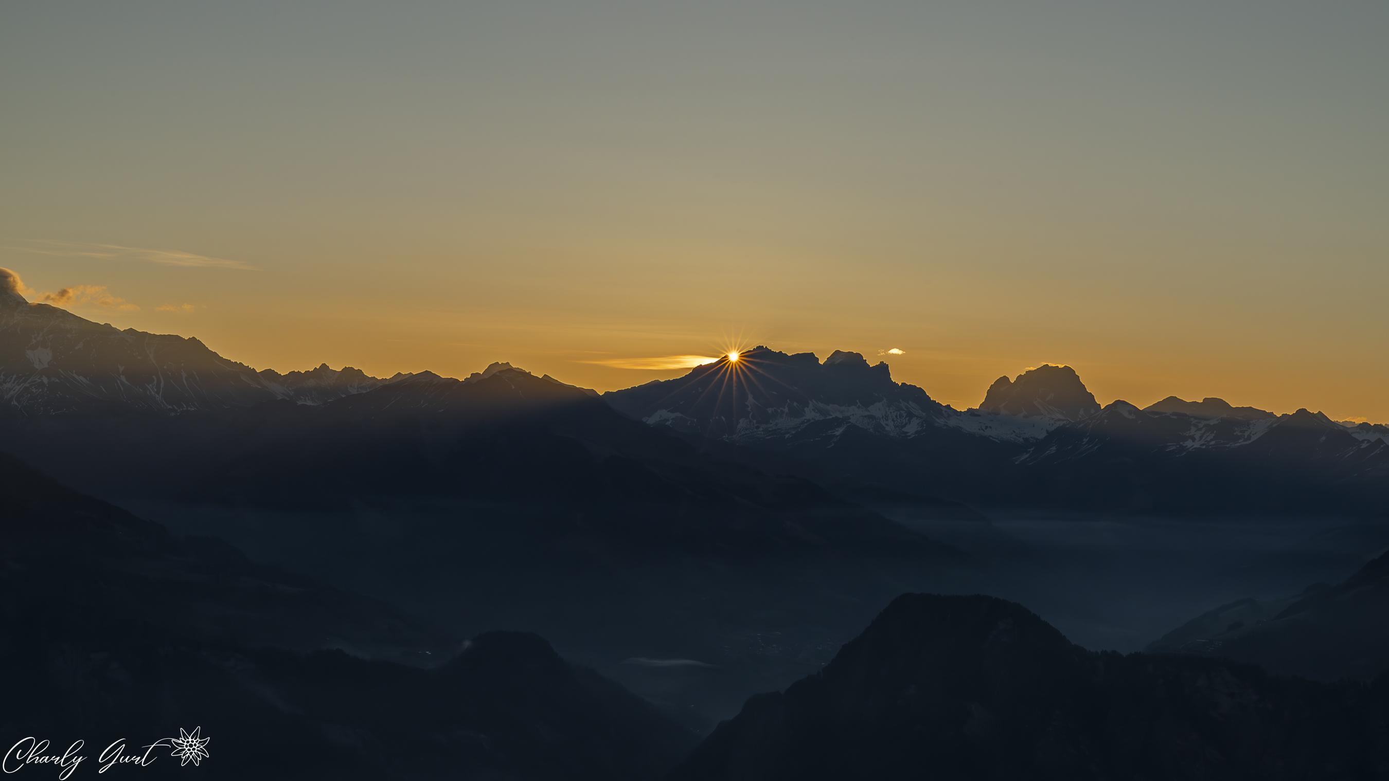 Sonnenaufgang über den Bündner Bergen