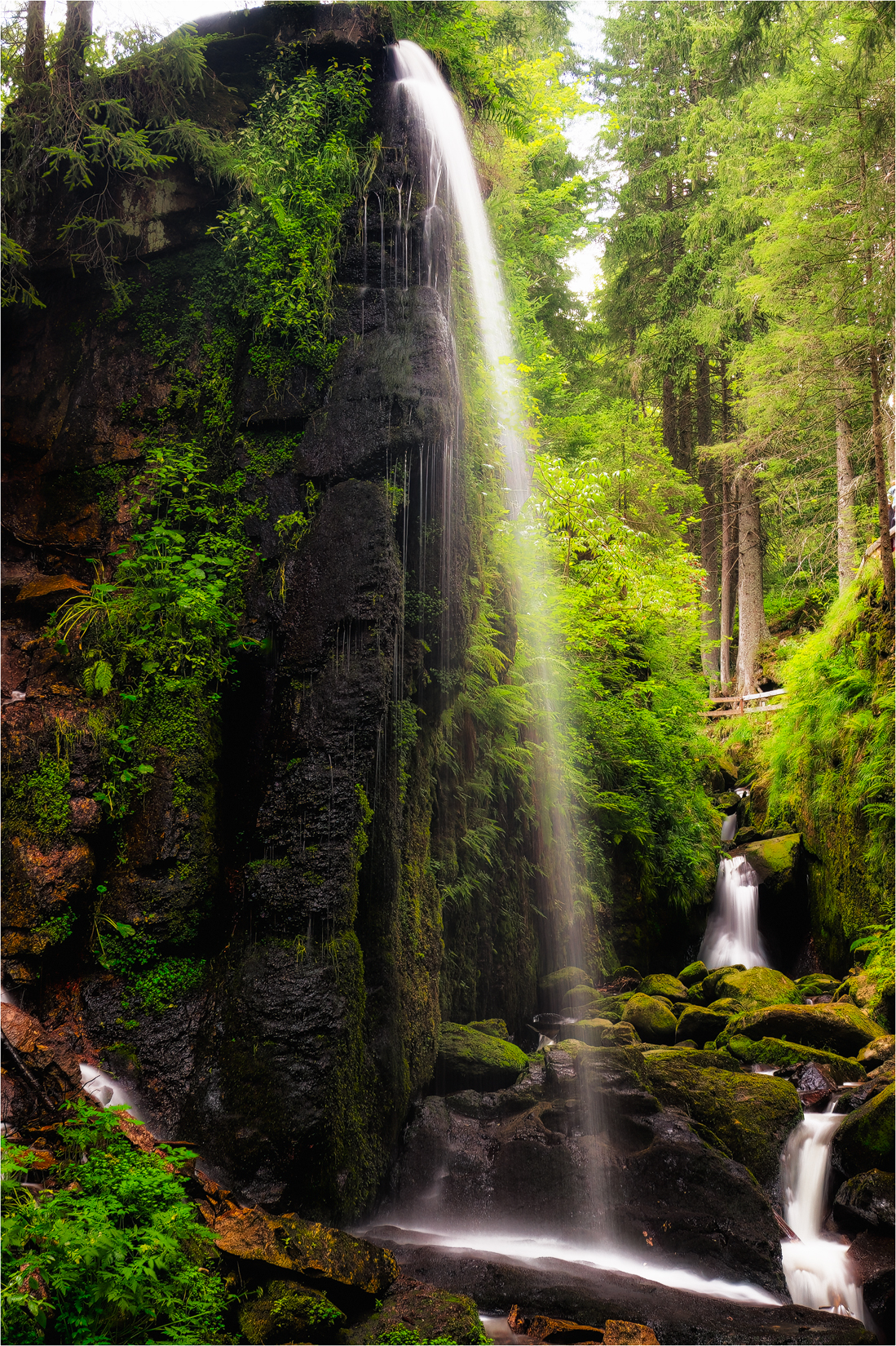 Der  Menzenschwander Wasserfall ...